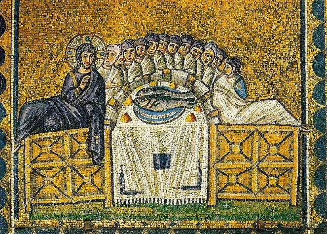 Une Cène: table en sigma; convives allongés derrière la table; Jésus nimbé; sur la table deux gros poisson se des pains en forme de ruches